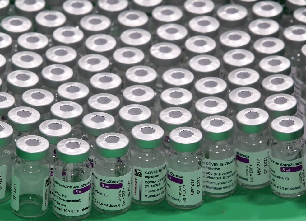 Frascos da vacina da AstraZeneca contra Covid-19 em centro de vacinação na Antuérpia, na Bélgica — Foto: Yves Herman/Reuters