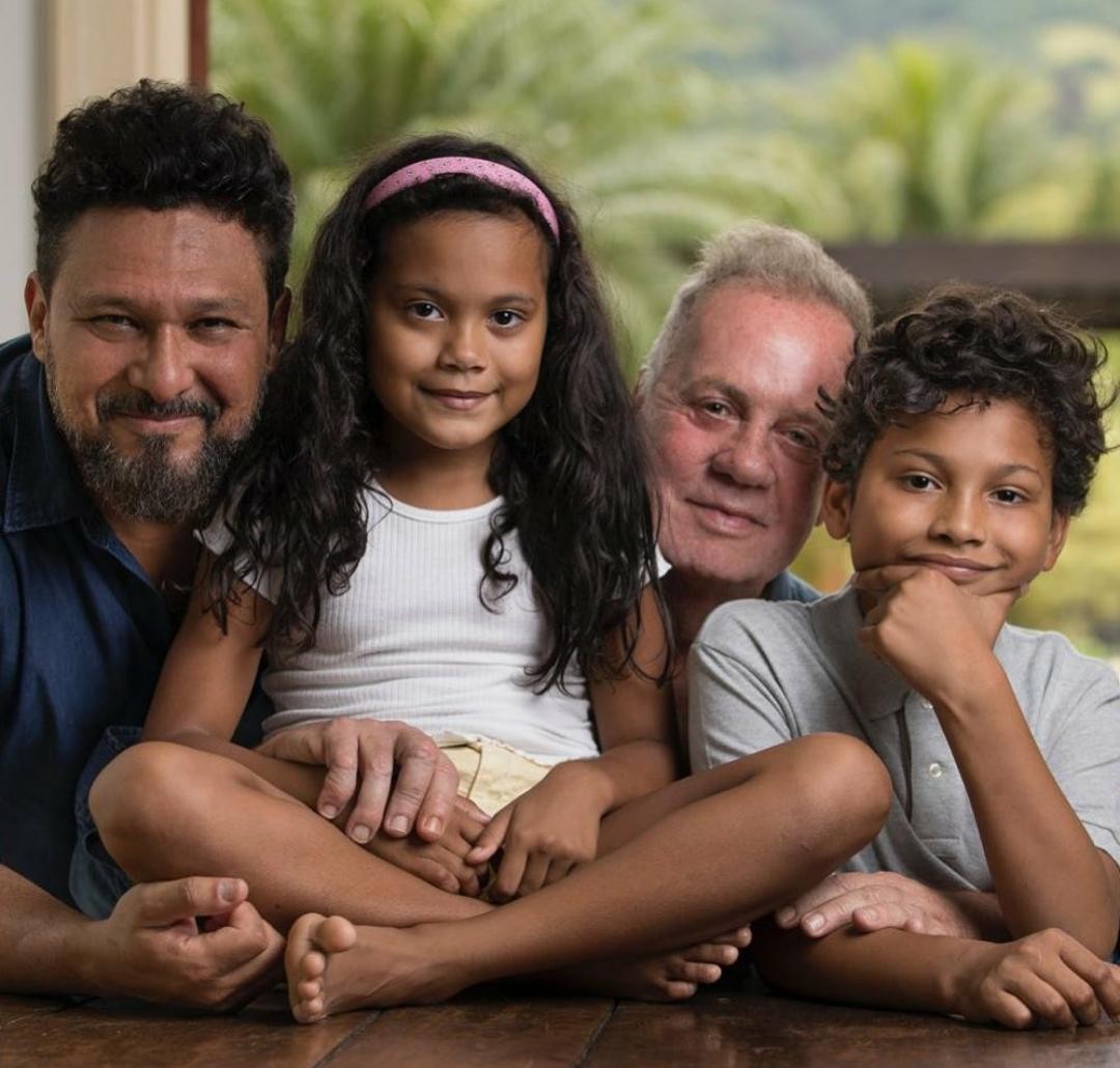 Luiz Fernando Guimarães com o marido, Adriano Medeiros, e os dois filhos, Olivia e Dante (Foto: Divulgação /  @leoiglesias.eu @leoiglesiasfoto)