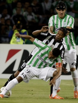 Ronaldinho Gaúcho briga com a marcação do Nacional-COL (Foto: EFE)