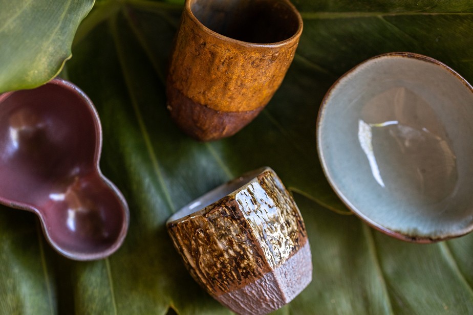 O Saracura Três Potes é um dos ateliês que estão no Catálogo Céu de Montanhas e cria cerâmicas com estética brasileira