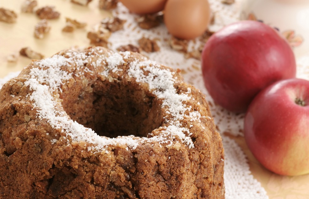 Bolo de maçã e nozes é uma boa pedida para lanches ou quando dá vontade de comer algo doce e gostoso — Foto: Istock Getty Images