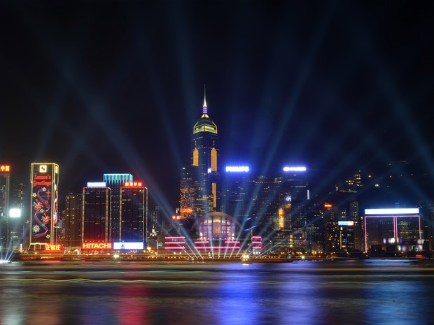 Hong Kong acende as luzes de seus prédios antes do show de fogos que receberá 2013 (Foto: AFP)