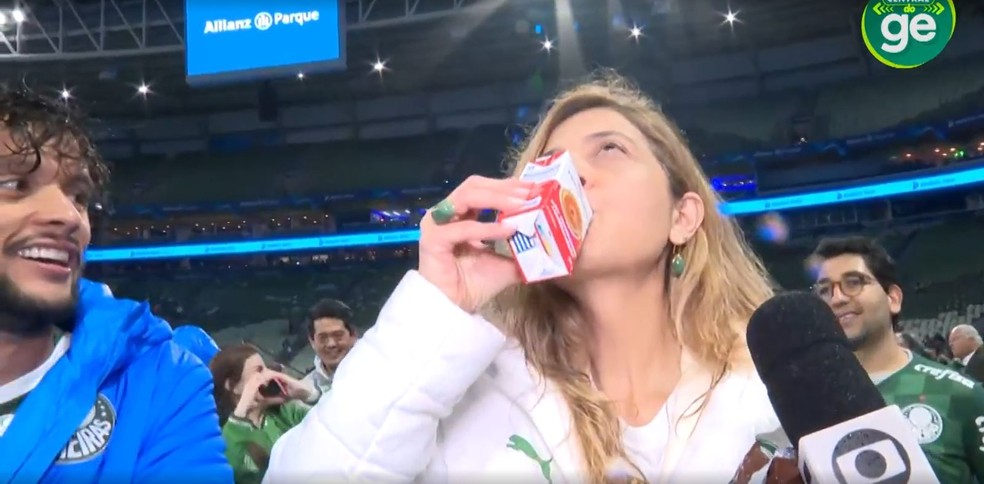 Scarpa serve bolacha e leite condensado a Leila e Endrick após título do Palmeiras; vídeo