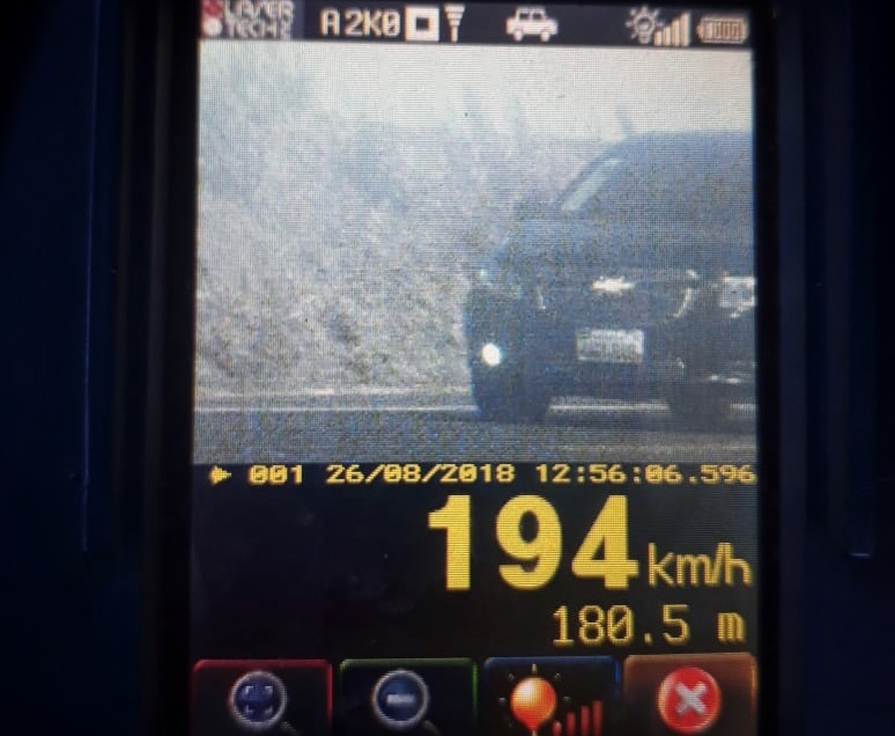 Carro flagrado a 194km/h em rodovia de MS tinha placas do Paraguai (Foto: PRF/DivulgaÃ§Ã£o )
