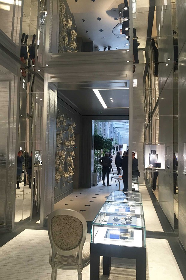 A hallway inside the new Dior store in London (Foto: @SuzyMenkesVogue)