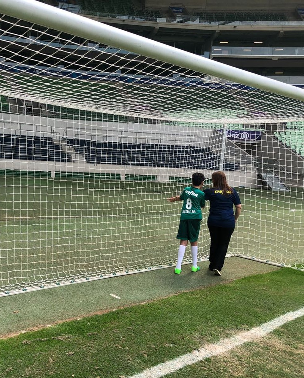 Nickollas e a mãe, Sílvia, conhecem o gramado da Arena do Palmeiras — Foto: Carol Andrade