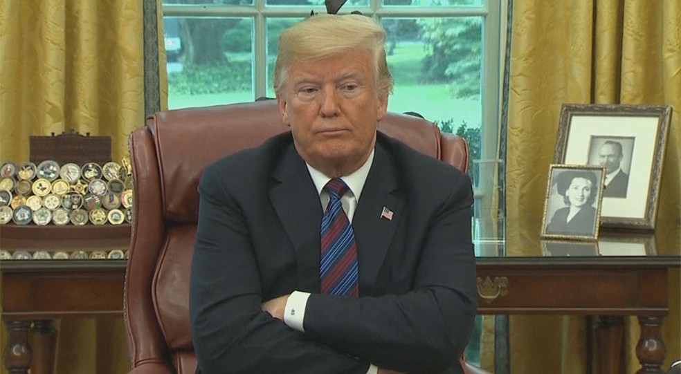 Trump ficou de braços cruzados enquanto repórteres questionavam spobre John McCain ao final de sua fala sobre acordo comercial com o México (Foto: NBC)
