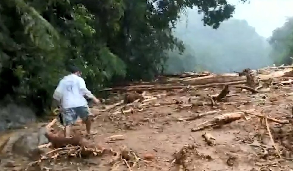 Chuva provoca queda de barreiras em Ubatuba e deixa famílias desalojadas — Foto: Arquivo pessoal/Nélia Cruz dos Santos