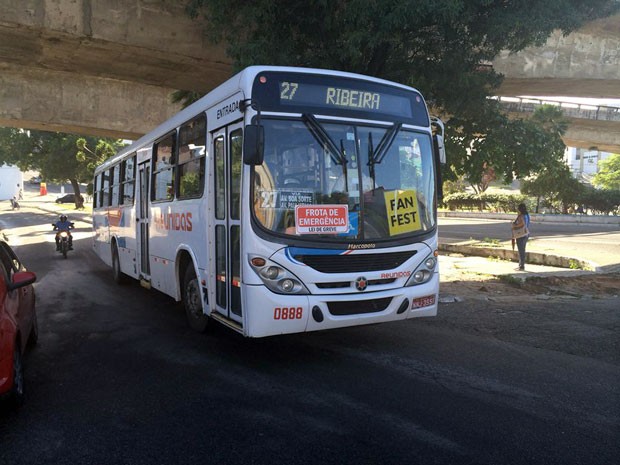 Ônibus circulam com adesivo informando sobre frota de emergência (Foto: Fernanda Zauli/G1)