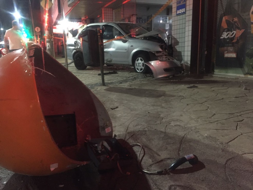 Acidente ocorreu na Avenida Brasil, em Presidente Prudente (Foto: Murilo Zara/TV Fronteira)