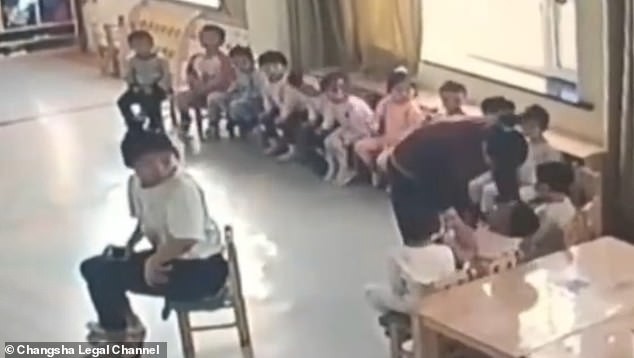 Vídeo mostra professora agredindo menino em jardim de infância na China (Foto: Reprodução/Daily Mail/Changsha Legal Channel)
