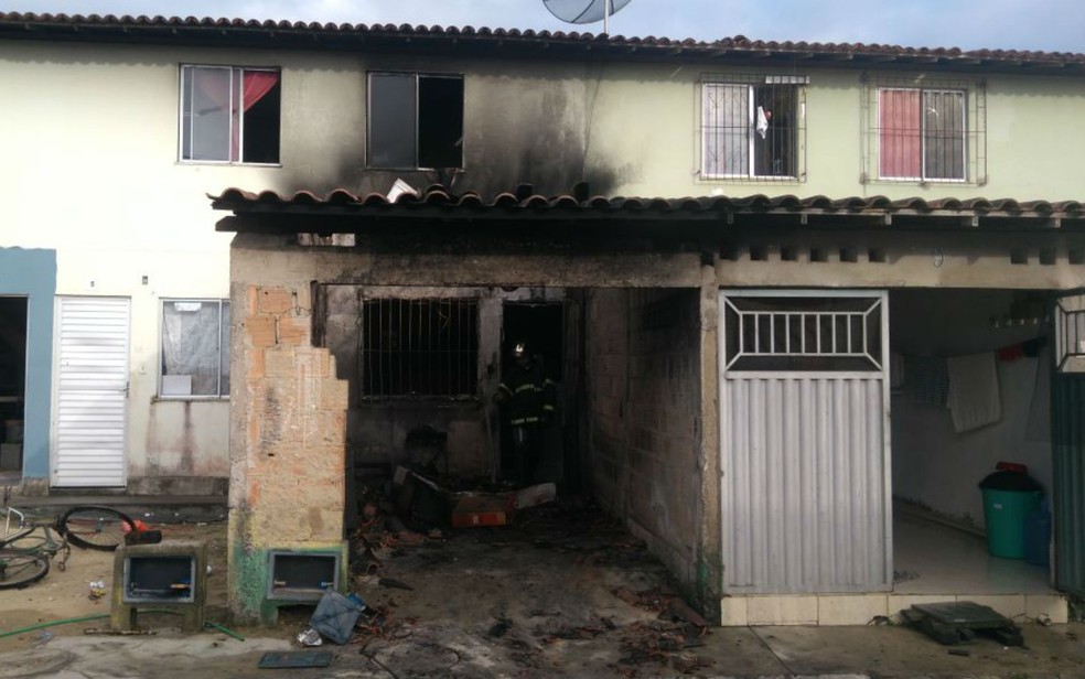 Caso foi atingida pelas chamas após carro ser tomado por fogo (Foto: Corpo de Bombeiros)