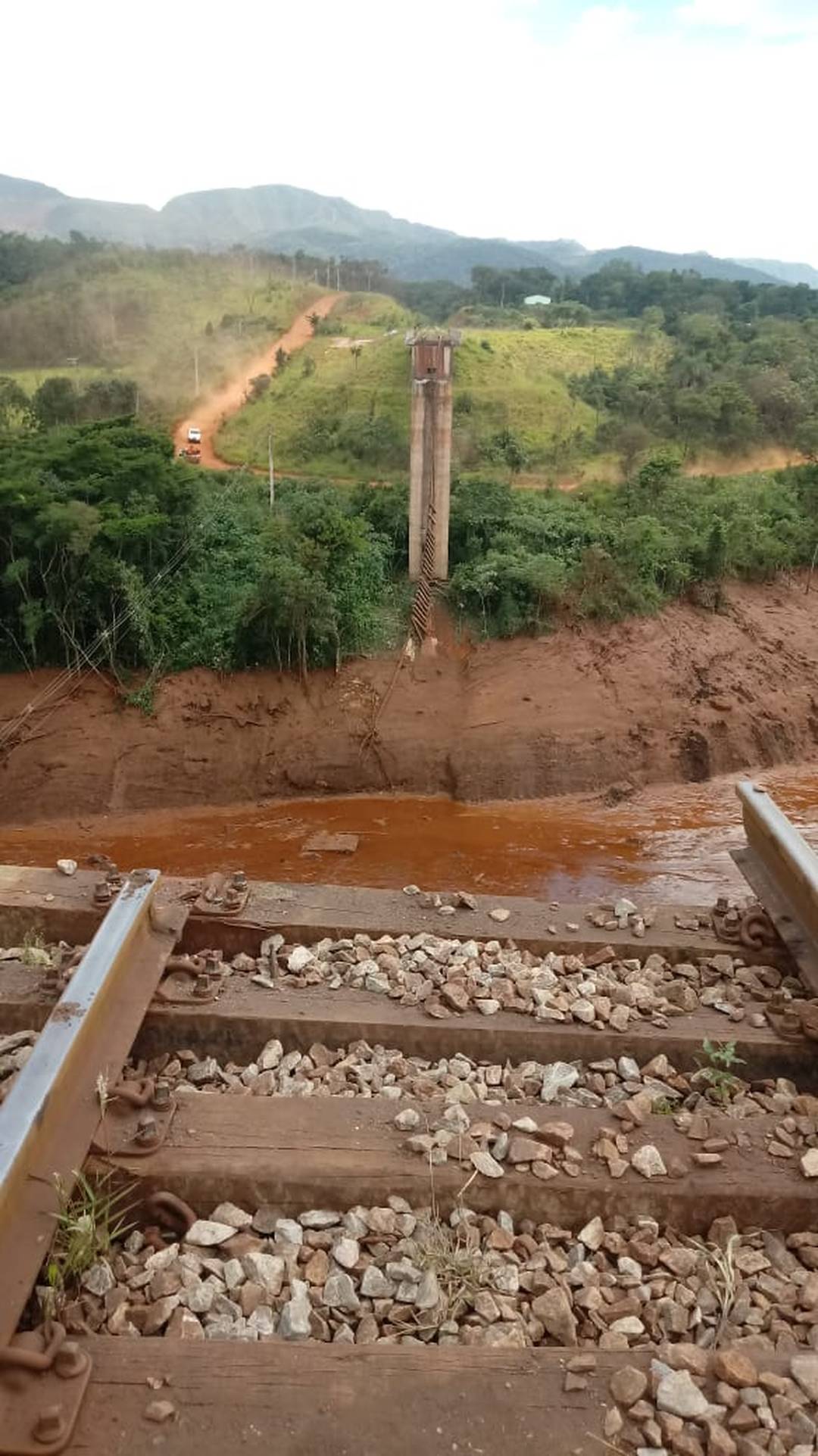 Ponte ferroviÃ¡ria rompida na regiÃ£o da barragem de Brumadinho
