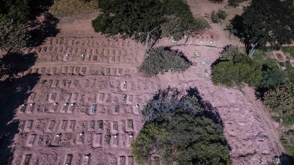 Imagem aérea feita nesta quarta-feira (29) de de valas abertas no Cemitério Nova Cachoeirinha, na Zona Norte de São Paulo — Foto: André Pera/Estadão Conteúdo