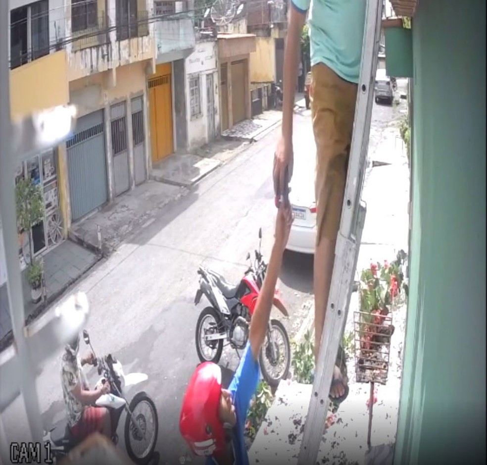 Resultado de imagem para VÍDEO: Dupla armada rouba homem em escada enquanto vítima instalava câmera de segurança no sul da BA