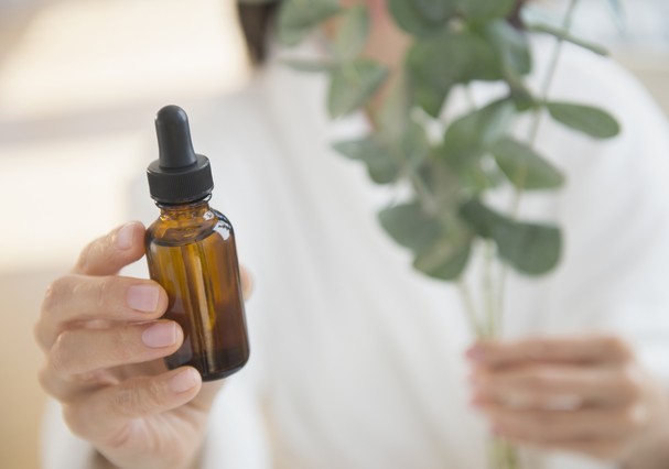 Aromaterapia: como usar óleos essenciais para realizar metas em 2022? (Foto: Getty Images/Tetra images RF)