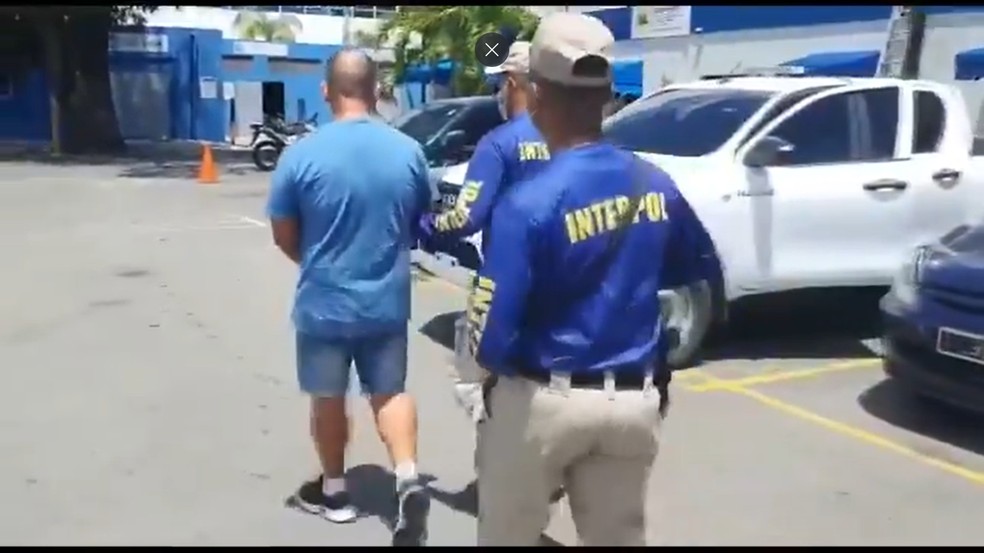 Mafioso (esquerda) foi preso na República Dominicana após ser identificado em canal no Youtube — Foto: Reprodução/Twitter/Interpol