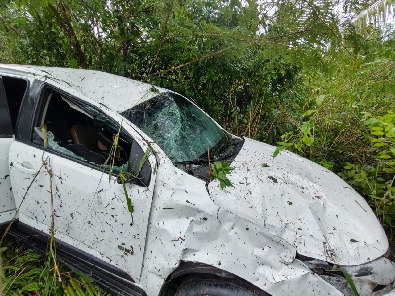Carro com equipe de comunicação do governo capota no Sul do Piauí