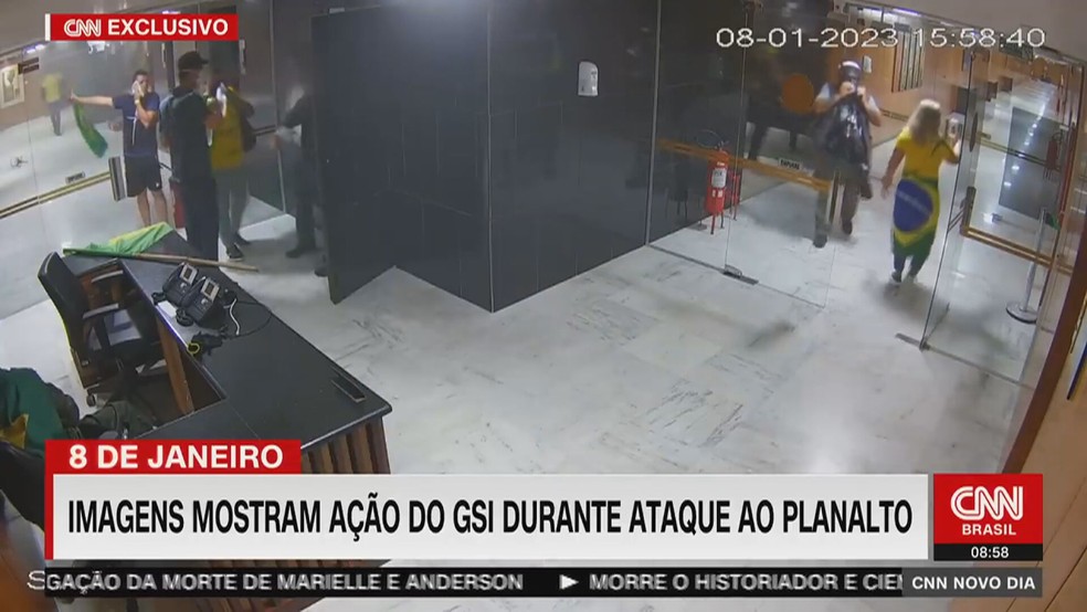 Militar dá água a golpistas durante invasão ao Palácio do Planalto, em 8 de janeiro — Foto: CNN/Reprodução