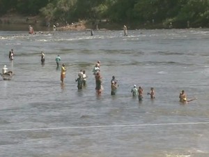 Moradores e turistas pescam em trecho proibido pelo Ibana no Rio Piracicaba (Foto: Reprodução/EPTV)