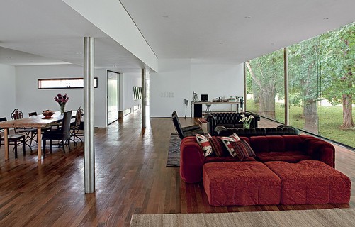 O arquiteto Marco Peres projetou a casa com amplo living e apenas uma suite. Mas, caso a família cresça, há espaço para mais dois quartos na sala. Os pilares de aço cilíndrico de 25 cm permitiram criar os vãos livres de 7,30 x 5,50 m