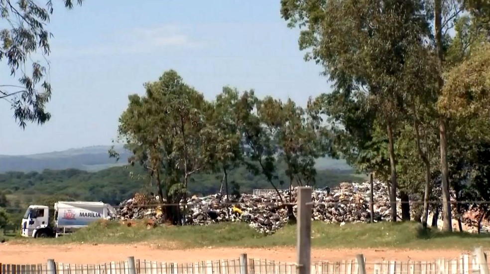 Após crise da coleta, Marília sofre com acúmulo irregular de lixo em área de transbordo — Foto: TV TEM/Reprodução