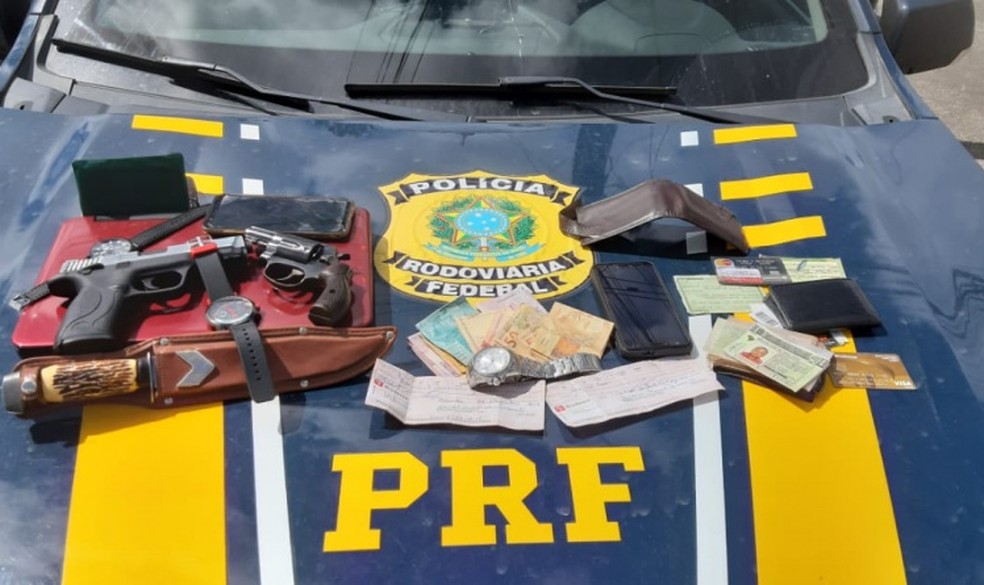Armas e materiais roubados foram apreendidos e apresentados na delegacia de Polícia Civil — Foto: Divulgação/PRF
