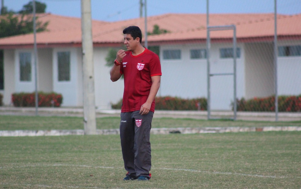 Bruno Almeida disse que jogador pode ficar até 8 meses afastado dos gramados — Foto: Denison Roma / GloboEsporte.com