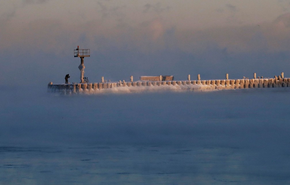 Neve e gelo cobrem porto no Lago Michigan, em Chicago, na quarta-feira (30)  — Foto: Nam Y. Huh/AP