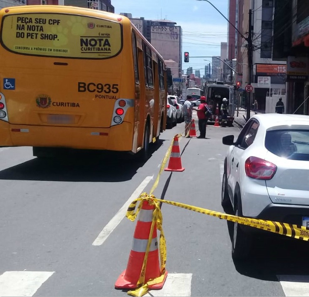 Trânsito está parcialmente bloqueado no Centro de Curitiba — Foto: Setran/Divulgação
