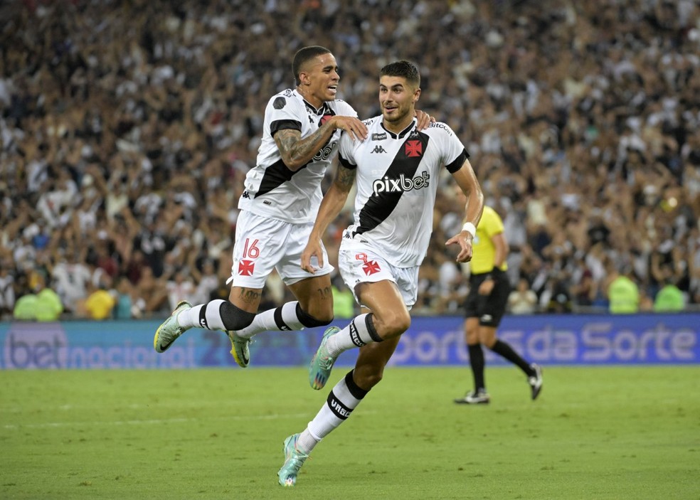Pedro Raul comemora gol em Vasco x Botafogo — Foto: André Durão