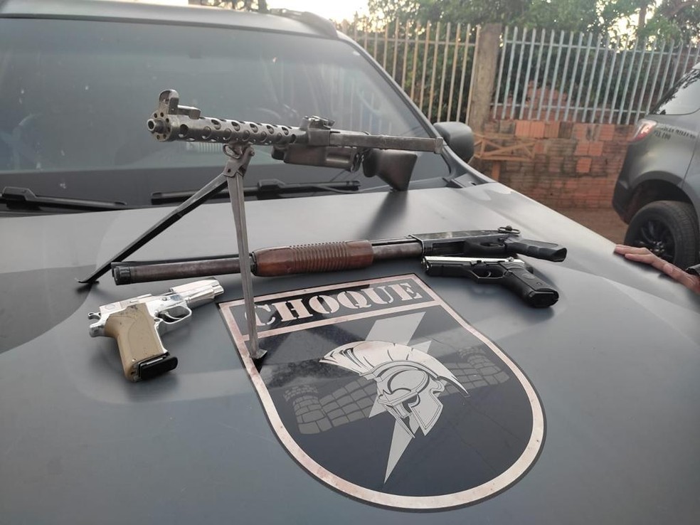 Armas foram apreendidas durante a opera&ccedil;&atilde;o &mdash; Foto: Batalh&atilde;o de Pol&iacute;cia Militar de Choque