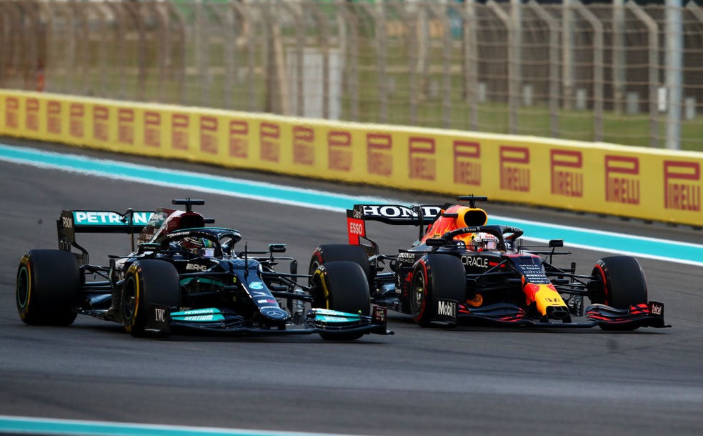 Lewis Hamilton e Max Verstappen disputam posição no GP de Abu Dhabi da F1 em 2021 — Foto:  Joe Portlock - Formula 1/Formula 1 via Getty Images