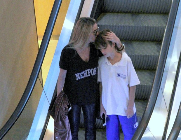 Dani Winits Passeia Com O Filho Noah Em Shopping Na Zona Oeste Do Rio Quem QUEM News