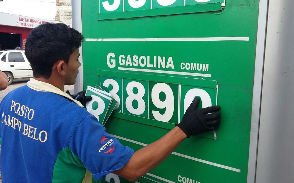 Em Natal, postos reajustaram preços de combustíveis nesta sexta (Foto: Sergio Henrique Santos/Inter TV Cabugi)