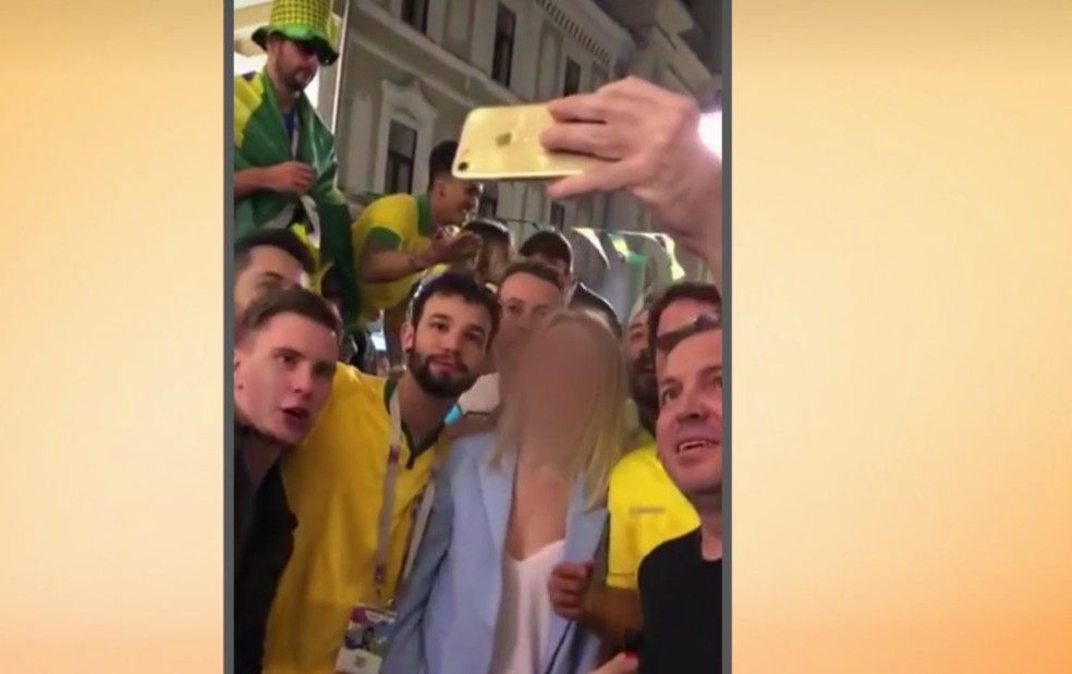 Vídeo mostra brasileiros contrangendo mulher na Rússia (Foto: NSCTV/Reprodução)