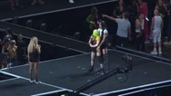 Madonna, de mscara, ensaia em Copacabana e sai de dentro do palco com Pabllo Vittar, que a pega no colo em parte da coreografia