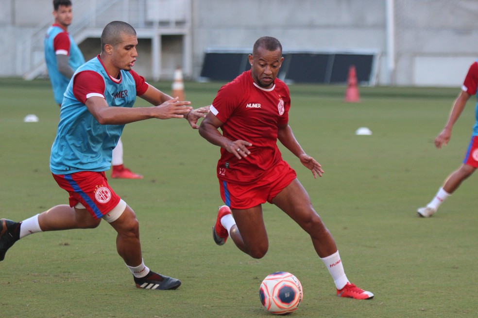 Lelê treinou após se recuperar de dores musculares — Foto: Canindé Pereira/América FC