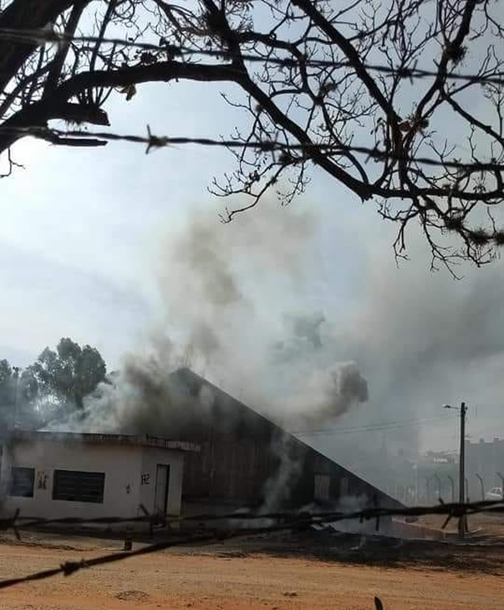 Fumaça continua a ser expelida dez dias após incêndio (Foto: Arquivo pessoal)
