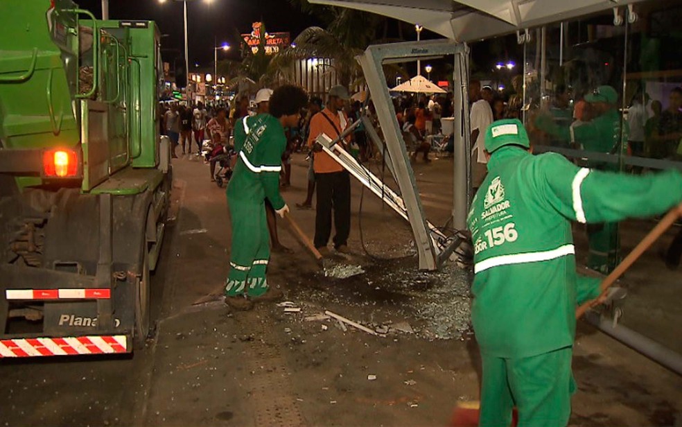 Agentes de limpeza estiveram no local para recolher o vidro estilhaçado  (Foto: Imagem/TV Bahia)
