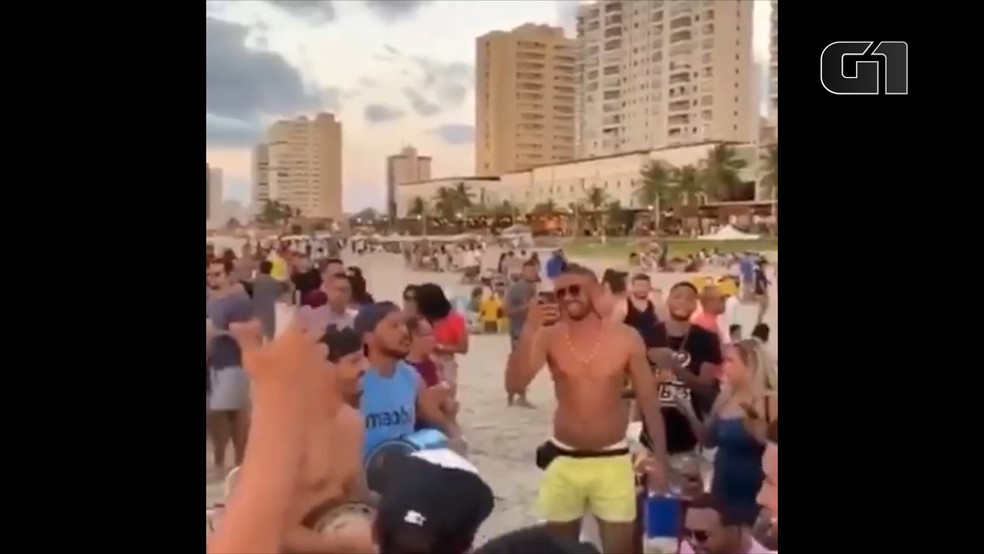 Pessoas se aglomeram em parte da faixa de areia da península da Ponta d'Areia em São Luís (MA) — Foto: Divulgação/Redes sociais