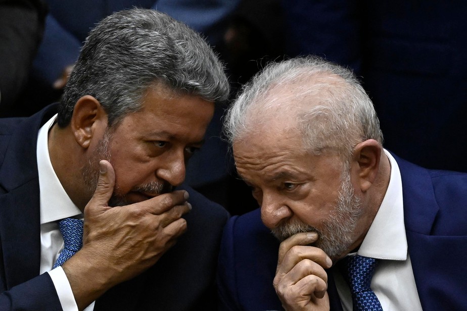 Lira conversa com Lula durante cerimônia de posse na Câmara: deputado mostrou incômodo com fim do orçamento secreto