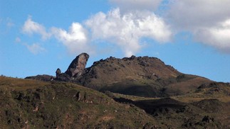 O Parque Estadual do Itacolomi, em Minas Gerais, abriga o Pico do Itacolomi, com 1.772 metros de altitude. O nome vem da língua tupi e significa “pedra menino” — Foto: Divulgação / Parque Estadual do Itacolomi