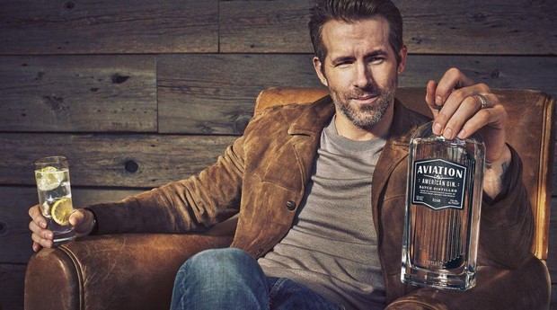 Em 2018, o ator Ryan Reynolds comprou uma produtora de gin chamada Aviation Gin. Segundo o site “Fortune”, o envolvimento do ator é mais no lado dos negócios do que da destilaria, e ele decidiu entrar no negócio por ser apaixonado pela bebida. (Foto: Divulgação)