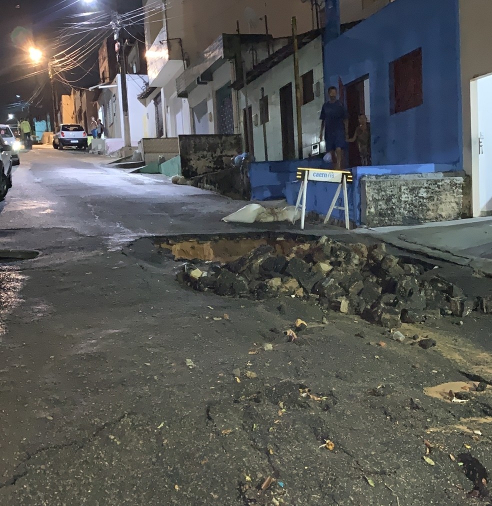 Cratera abriu na Zona Oeste de Natal — Foto: Gustavo Brendo/Inter TV Cabugi