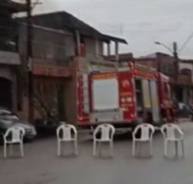 Incêndio assusta moradores no conjunto Paraíso dos Pássaros em Belém 