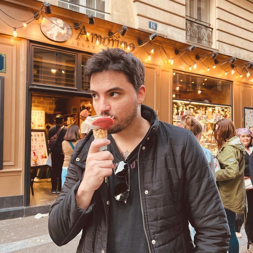 Felipe Neto toma um sorvete em abril: youtuber reduziu o consumo de guloseimas, mas não cortou as coisas de que mais gosta de sua alimentação — Foto: Reprodução Instagram