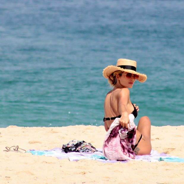 Yasmin Brunet na praia de Ipanema (RJ) (Foto: AgNews)