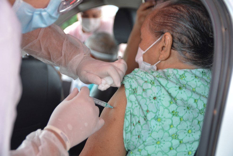Idoso sendo vacinado contra a Covid-19 em Macapá, a maior cidade do estado — Foto: PMM/Divulgação