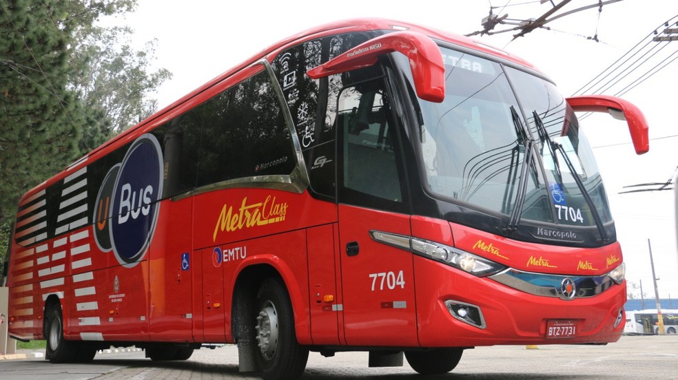 Os ônibus são do modelo Paradiso 1050, com chassi Mercedes-Benz O500, com motor traseiro e capacidade para 46 passageiros sentados. — Foto: Divulgação